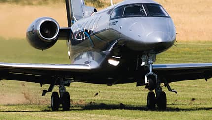 Pilatus PC-24 landet auf der Graspiste