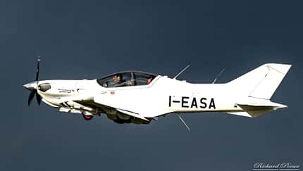 Blackshape-Trainer an Flugakademie übergeben