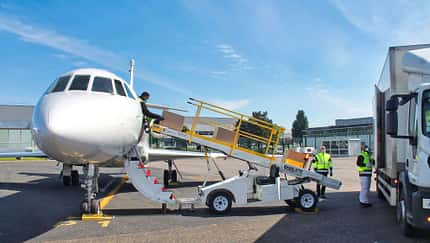 Falcon 900B in Frachter verwandelt