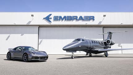 Phenom 300E trifft auf Porsche 911