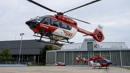 Die DRF hat ihren letzten EC145 (am Boden) durch die H145 ersetzt.