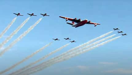 Martin Mars in Formation mit Snowbirds