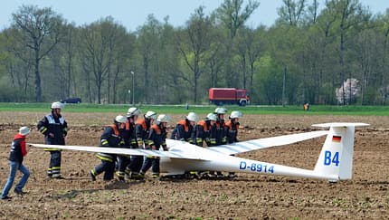 Kirchwerder, Aussenlandung Segelflugzeug mit Rettungseinsatz, Jean-Doldier-Weg