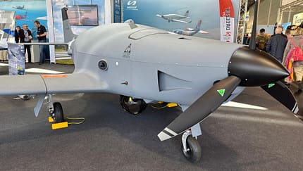 Neue deutsche Militär-Drohne Breezer Bussard auf der Aero 2026.