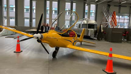 Elektroflugzeug stürzt auf Acker