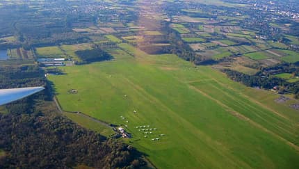 Cirrus landet auf unbeleuchteter Graspiste