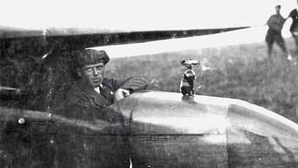 Max Kegel, Cockpit, Segelflugzeug, Deutsches Segelflugmuseum, Historische Luftfahrt, Segelflug, Archivbild, Luftfahrtgeschichte, Pilot, EXKLUSIV Historische Schwarzweißaufnahme eines Mannes im Cockpit eines Segelflugzeugs, vermutlich Max Kegel, Archiv Deutsches Segelflugmuseum.