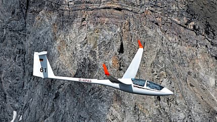 Frankreich,Hautes Alpes,Segelflugzeug,Flugzeug,fliegen,fliegt,fliegend,Flug,Segelflug,Segelfliegen,Sport,Sportart,Luftsport,Luftsportgeraet,Geraet,Fluggeraet,offen,offene,Klasse,ASH 25,Mi,eigen,selbst,ohne,Hilfe,startfaehig,startfaehiges,Fluegelspannweite,Fluegel,lang,lange,Spannweite,Meter,Gleitflug,gleiten,gleitet,Motorsegler,Freizeit,Hobby,KFK,GFK,Kohlefaser,Glasfaser,Massif des Ecins,Gebirge,Alpen,Hochgebirge ASH25 im Gebirge