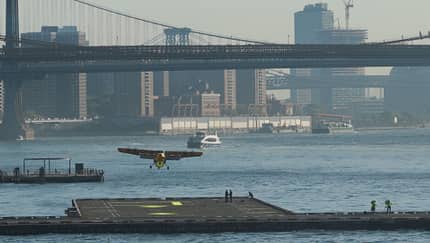 Flugzeug landet auf Heliport in Manhattan
