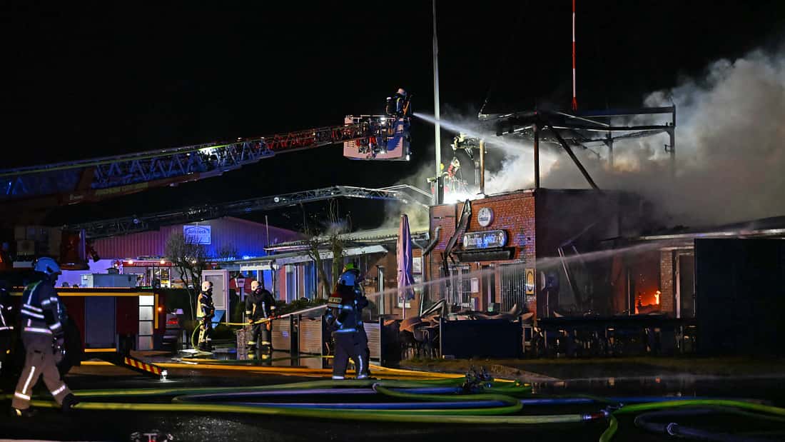 ​Brandkatastrophe: Feuer zerstört Flugplatzbauten in Varrelbusch