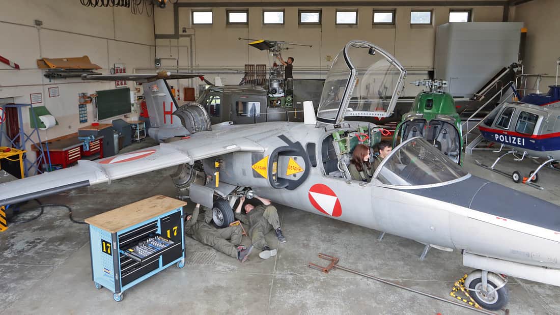 ​Bundesfachschule Flugtechnik: Wo Schüler an Flugzeugen schrauben
