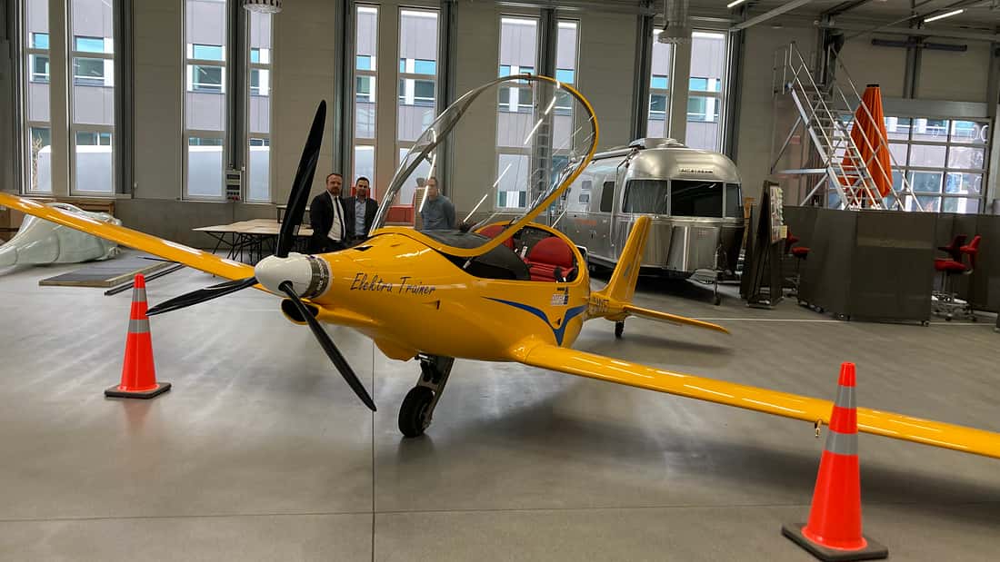 ​Notlandung: Elektroflugzeug stürzt auf Acker