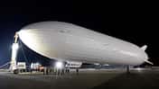 Pathfinder 1 Luftschiff am Boden bei Nacht