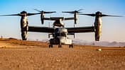 Zwei MV-22 Osprey hintereinander bei Wüstenlandung