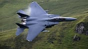Schneller Vorbeiflug einer F-15 Strike Eagle im Mach Loop 