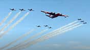 Martin Mars in Formation mit Snowbirds