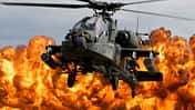 AH-64D Apache schwebt vor Flammenwand