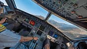 Cockpit-Aussicht beim Anflug auf den Flughafen Paro in Bhutan