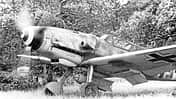 Eine Bf 109 G-6 des JG 3 mit neuer Kabinenhaube und 250-kg-Bombe am ETC 500