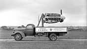 Napier Sabre Flugmotor als Marketingoffensive auf einem LKW-Hänger