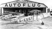 Übungsstelle Adlershof des DLV unter Nutzung des Hangars der Firma Autoflug mit fabrikneuen Bücker 131 A Jungmann um 1933
