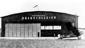 Eine LVG B III (D 181) des Meteorologischen Observatorium Breslau-Krietern vor einer Gleiwitzer Halle 