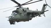Kampfhubschrauber Mil Mi-24 in Aktion. 