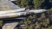 Kampfjets aus Griechenland und Frankreich beim Tiefflug durch die Vouraikos-Schlucht in Griechenland.
