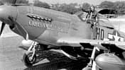 Jagd-Ass Major George E. Preddy Jr. in seiner P-51D, „Cripes A’Mighty 3rd“, die er im Juli und August 1944 flog