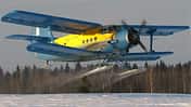 Antonw An-2 mit Skiern beim Start im winterlichen Russland.