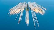 Embraer KC-390 Millennium Transportflugzeug mit Flares im Flug
